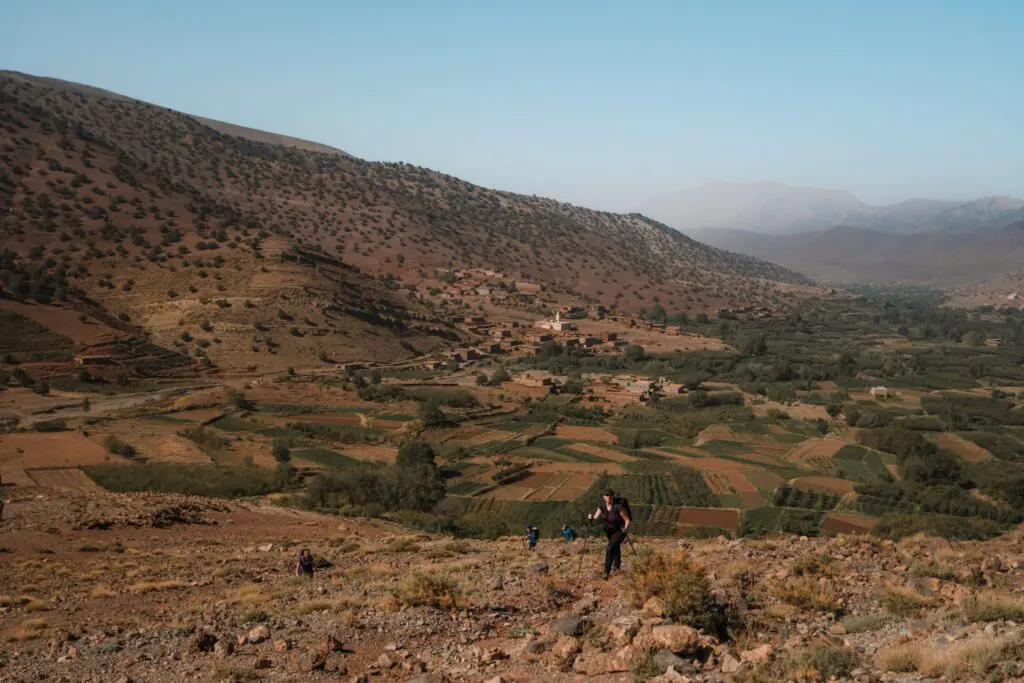 Désert marocain - randonneurs dans l'atlas