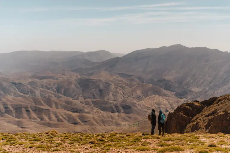 Deux randonneurs qui profitent de la superbe vue sur les montagnes de l'Atlas central
