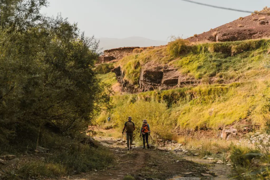 Marcheurs qui longent une rivière pendant une randonnée sur l'Atlas Trail au Maroc