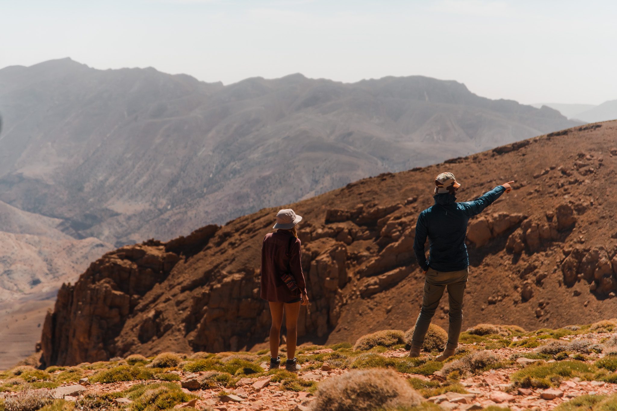 deux randonneurs dans l'atlas au maroc