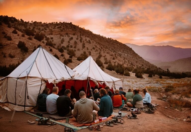 randonneurs qui mangent pendant une randonnée dans l'atlas - Atlas Trail